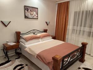 Кровать или кровати в номере Apartments Kalaja