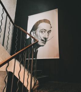尼姆的住宿－勞亞爾酒店，墙上一幅带胡子的人的画