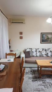 uma sala de estar com um sofá e uma mesa em Valentina's Apartment em Tirana