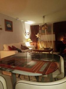sala de estar con mesa de cristal y sofá en patricia en Villaviciosa de Odón