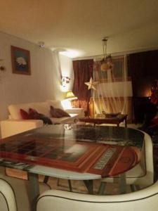 ein Wohnzimmer mit einem Glastisch und einer Couch in der Unterkunft patricia in Villaviciosa de Odón