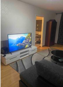 TV i/ili multimedijalni sistem u objektu Nice and Comfortable