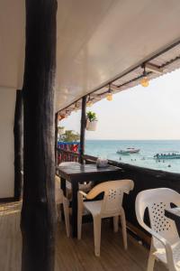 a table and chairs with a view of the ocean at Gafitas in Playa Blanca