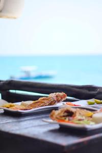 una mesa con tres platos de comida. en Gafitas en Playa Blanca