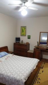 una camera da letto con un letto e una TV a schermo piatto di Valentina's Apartment a Tirana