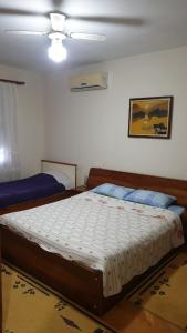 um quarto com uma cama grande num quarto em Valentina's Apartment em Tirana