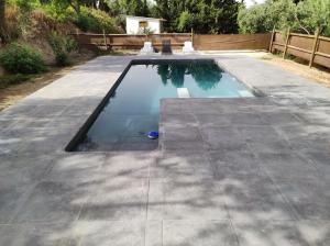 uma piscina em cima de uma entrada de betão em Casa Rural La Promesa Granada em Víznar