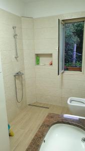 e bagno con doccia, vasca e servizi igienici. di Valentina's Apartment a Tirana
