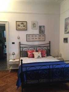 Un dormitorio con una cama negra con almohadas. en Elegante Appartamento en Sangano