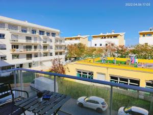 einen Balkon mit Blick auf einen Parkplatz in der Unterkunft Luxury Home in Lisboa Expo in Lissabon