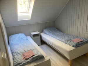 Un pat sau paturi într-o cameră la At The Lakeside II