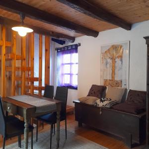 uma sala de estar com um sofá e uma mesa em Apartments Galerija Motovun em Motovun