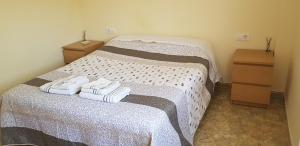 1 dormitorio con 1 cama con 2 toallas en Habitación Tranquila, Agradable cerca de Valencia en Vivienda Compartida, en Paterna