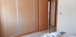 パテルナにあるHabitación Tranquila, Agradable cerca de Valencia en Vivienda Compartidaのベッドルーム1室(クローゼット、ベッド1台、白いタオル付) +2枚の写真