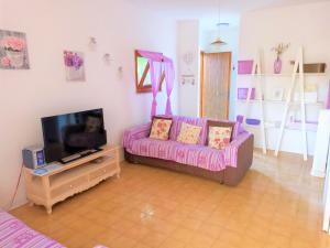 Televízia a/alebo spoločenská miestnosť v ubytovaní Purple House - Arboriamar Platamona
