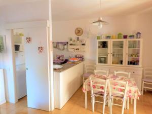 Kuchyňa alebo kuchynka v ubytovaní Purple House - Arboriamar Platamona