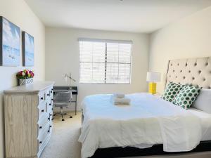 a bedroom with a bed and a dresser and a desk at Irvine/2Bedrooms/2Bathrooms/kitchen/Pool/apartment in Irvine