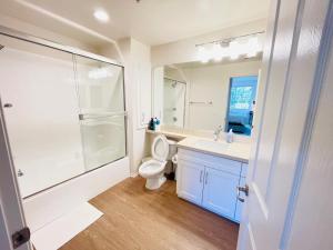 a bathroom with a shower and a toilet and a sink at Irvine/2Bedrooms/2Bathrooms/kitchen/Pool/apartment in Irvine