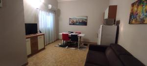 ein Wohnzimmer mit einem Tisch und einem Kühlschrank in der Unterkunft Apartmani Vugec in Vir