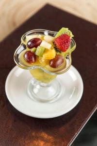 un bol en verre rempli de fruits sur une assiette dans l'établissement Holiday Inn Montevideo, an IHG Hotel, à Montevideo