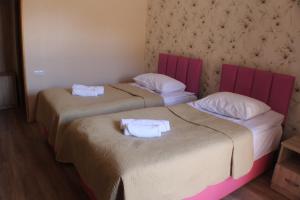 Rúm í herbergi á Hotel Rabati