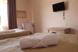 Rúm í herbergi á Hotel Rabati