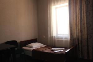 Rúm í herbergi á Hotel Rabati