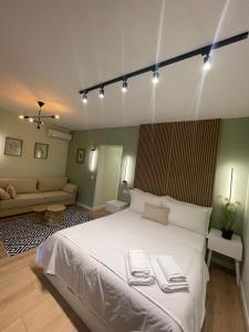 1 dormitorio con 1 cama blanca y 2 toallas en 4SeasonsGea , Cozy Studio In Central Position , Tirana, en Tirana