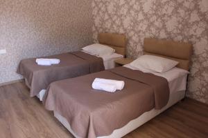 Rúm í herbergi á Hotel Rabati