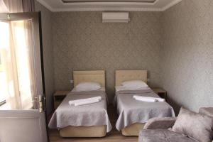 Rúm í herbergi á Hotel Rabati
