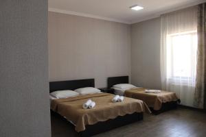 Rúm í herbergi á Hotel Rabati