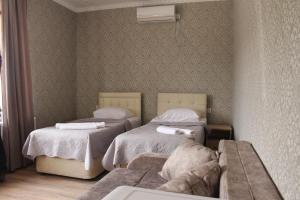 Rúm í herbergi á Hotel Rabati