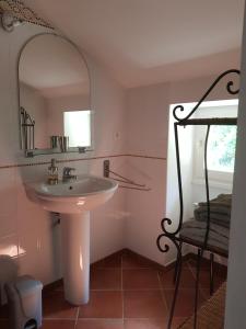 Domaine de Valle في Sorbo-Ocagnano: حمام مع حوض ومرآة