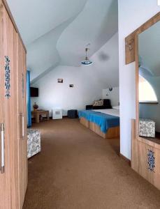 una grande camera con un letto e uno specchio di Orizont-Mahmudia a Mahmudia