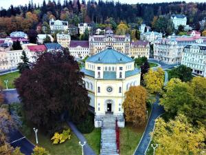 z góry widok na duży budynek w mieście w obiekcie Apartmán Jena w Mariańskich Łaźniach