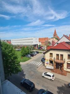 una strada cittadina con auto parcheggiate in un parcheggio di Apartament Paula a Myślibórz