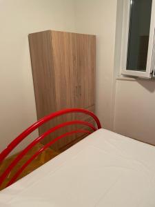 1 dormitorio pequeño con 1 cama y armario en MANDA, en Kaštela