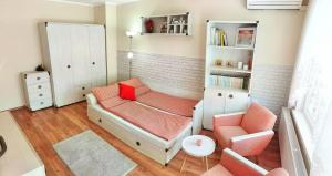 ヴァルナ・シティにあるДом Анестиのベッドと椅子付きの小さな部屋です。