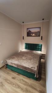 een slaapkamer met een groot bed in een kamer bij APARTAMENT BLUE II, Marynarska 10, Sarbinowo in Sarbinowo