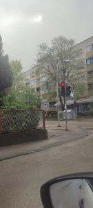un semáforo rojo en una calle con un edificio en Babici 3 en Hiseti