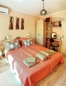 una camera con un grande letto arancione di Дом Анести a Varna
