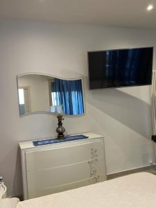 A bed or beds in a room at Samcri Luxury Home