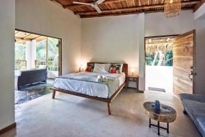 Postel nebo postele na pokoji v ubytování Villa Ananda + 27 fotografií