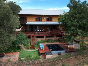 una vista aérea de una casa con piscina en Hennie's Rest, en Malelane