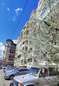un camion parcheggiato in un parcheggio di fronte a un edificio di Дом Анести a Varna