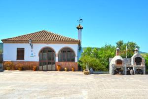 een groot wit gebouw met een toren bovenop bij La Esperanza in Medina Sidonia