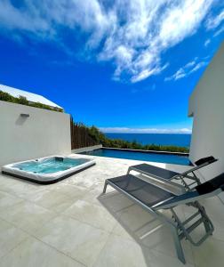 patio z krzesłem i basenem w obiekcie Sul Villas & Spa - Azores w mieście Lagoa