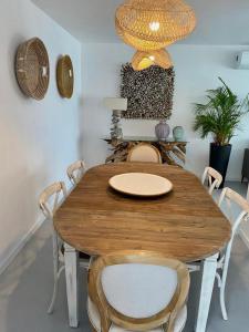 - une salle à manger avec une table et des chaises en bois dans l'établissement Sul Villas & Spa - Azores, à Lagoa