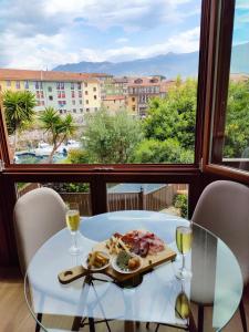 a table with a plate of food and two glasses of wine at Salitre en el Cuera in Llanes