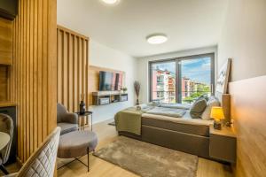 Televízia a/alebo spoločenská miestnosť v ubytovaní MyFlat Coral Premium Suite